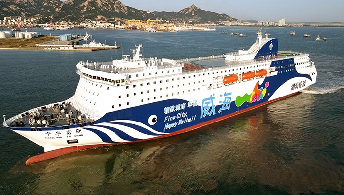 图片来源:视觉中国2021年4月20日,山东威海港内停泊的客货滚装船"中华