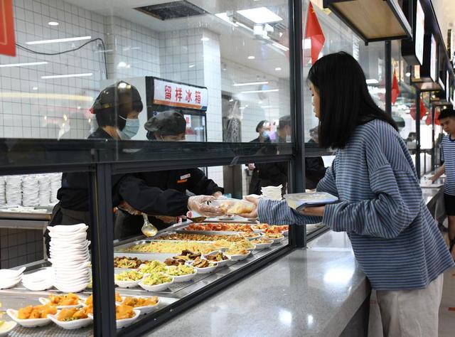 在福建船政交通职业学院食堂,学生在打饭菜.郑丽金 摄