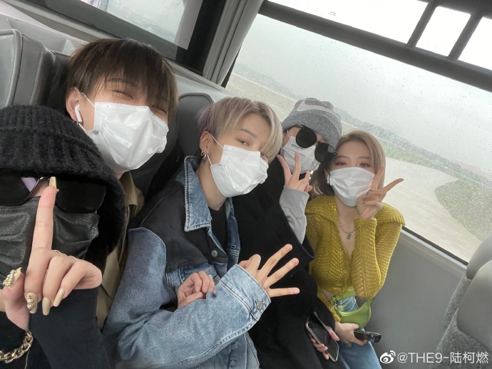 陆柯燃晒合照为刘雨昕庆生又可爱了一岁