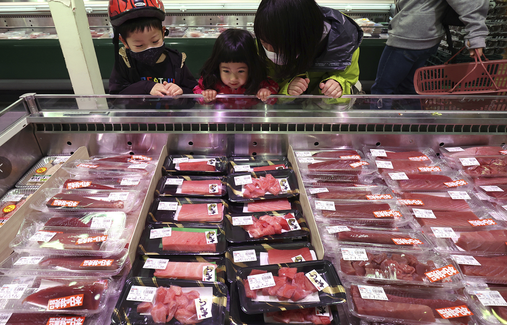 当地时间2021年4月13日，日本东京，超市里的新鲜鱼肉。图源：澎湃影像