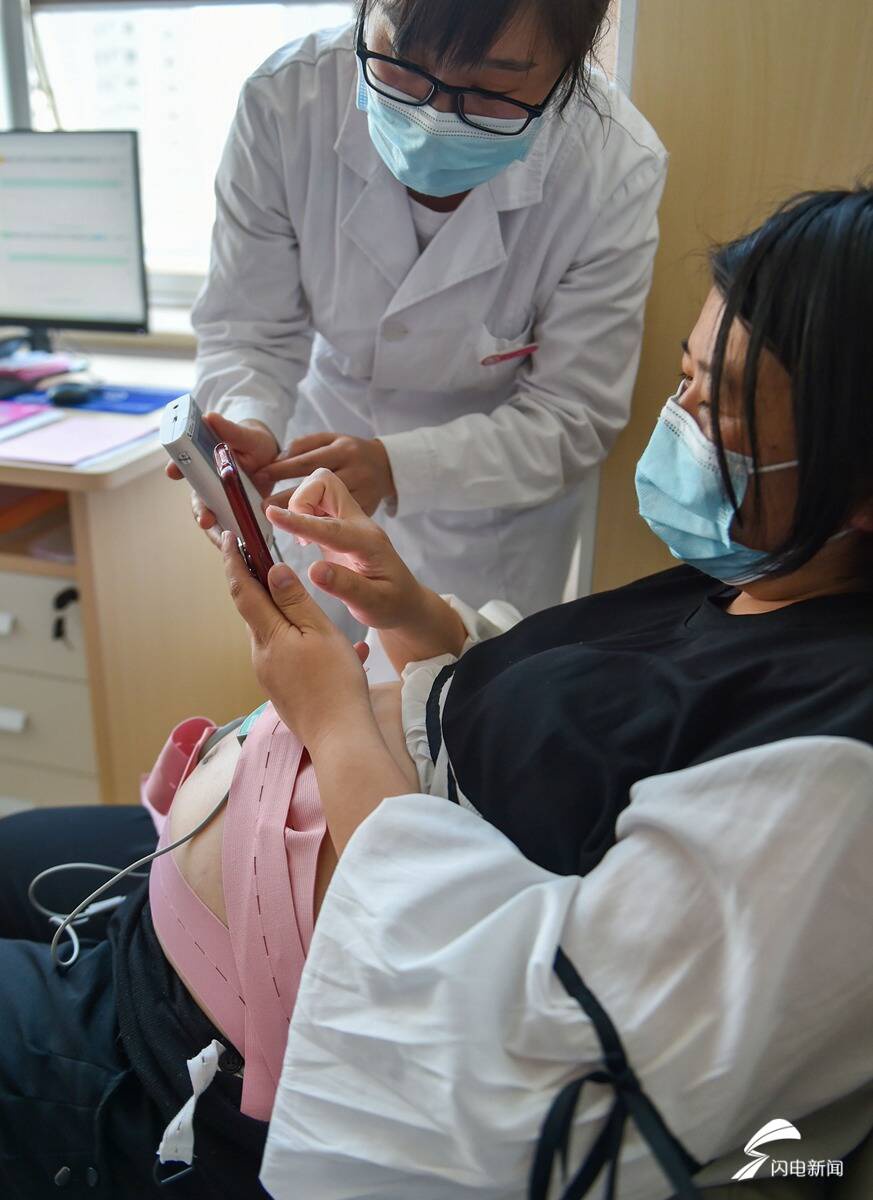 与远程胎心胎动监护仪器相连,以用于之后远程监测孕妇及胎儿健康状况