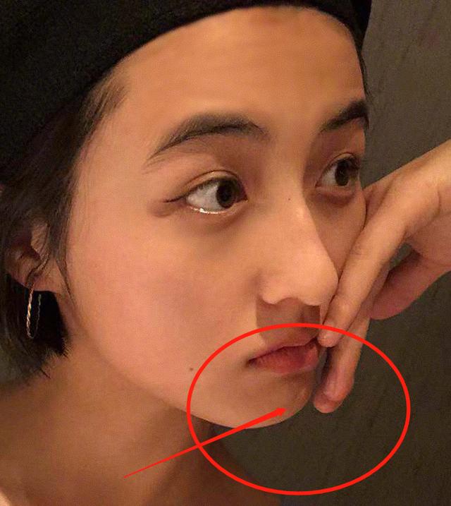 张子枫晒怼脸自拍照,画细挑眼线超撩人,下巴处的伤疤却惹人心疼