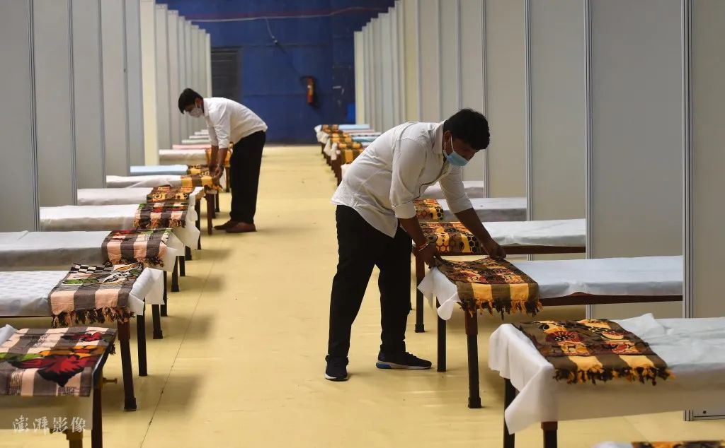 当地时间2021年4月19日，印度新德里，体育中心将临时改造成新冠病人治疗点，该体育中心内有465张床位。/IC Photo