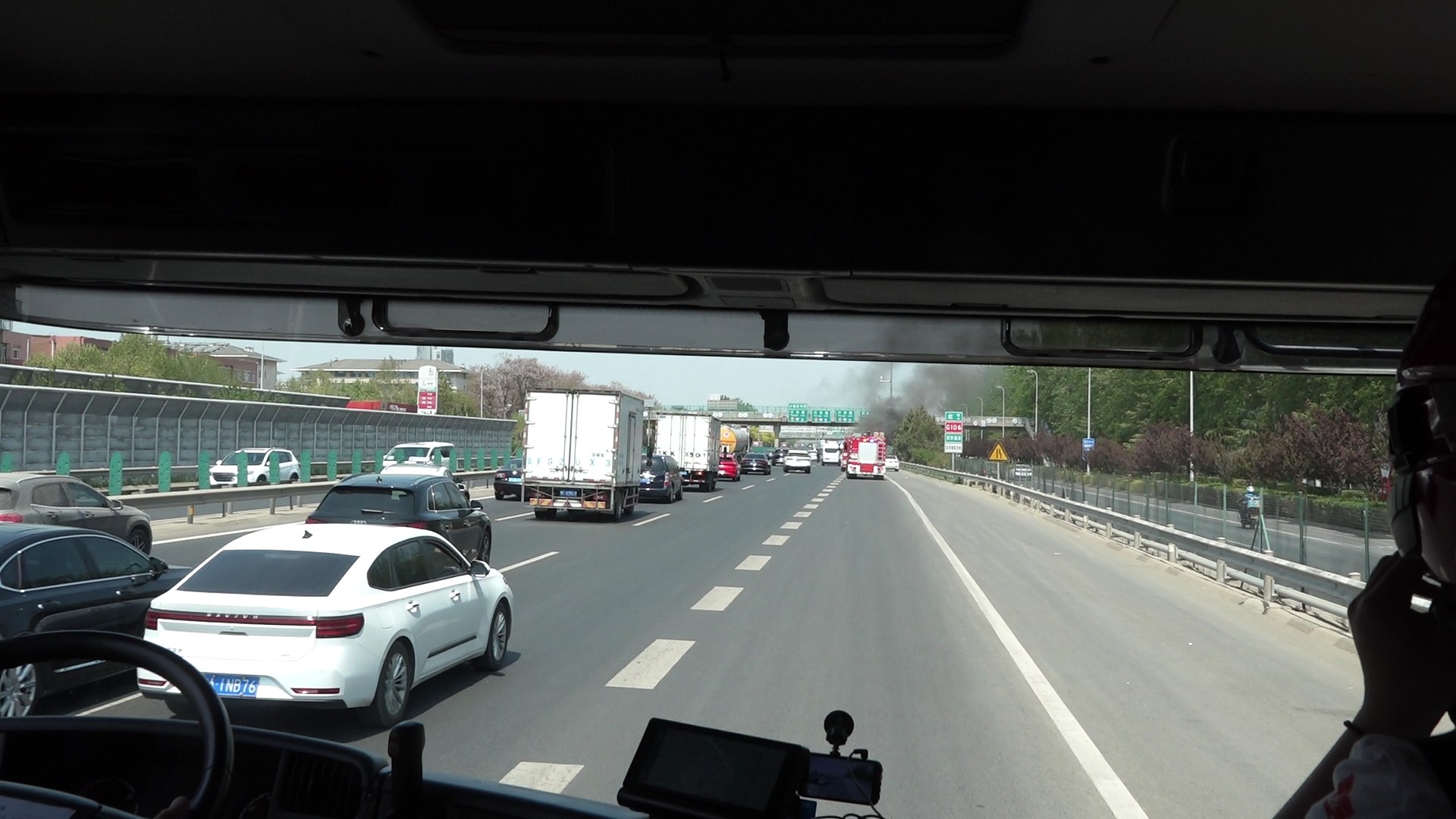 京开高速一大货车轮胎起火!消防员赶到1分钟灭火