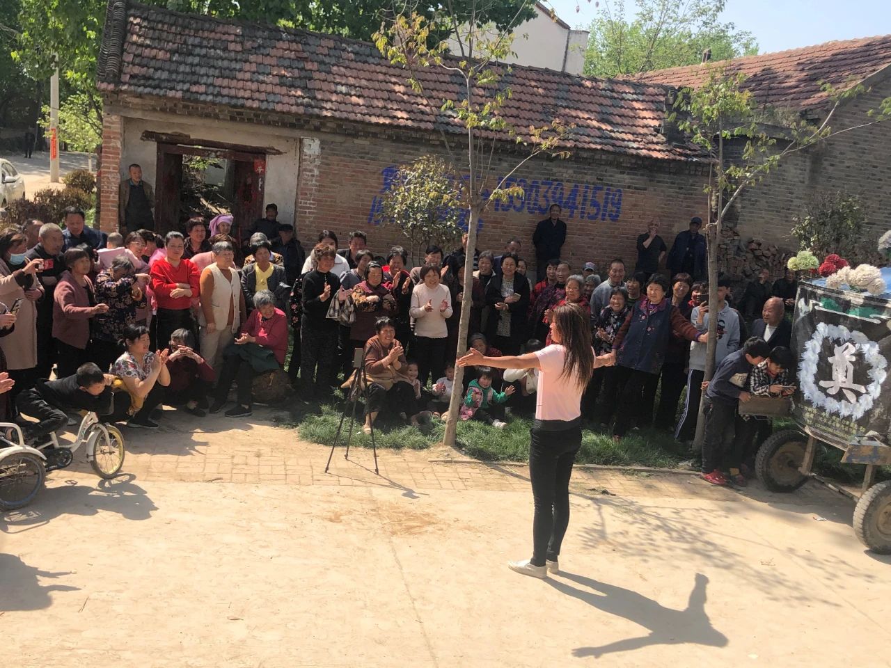 4月17日,黄河一姐在灵车旁拍段子.新京报记者&nbsp;王翀鹏程 摄