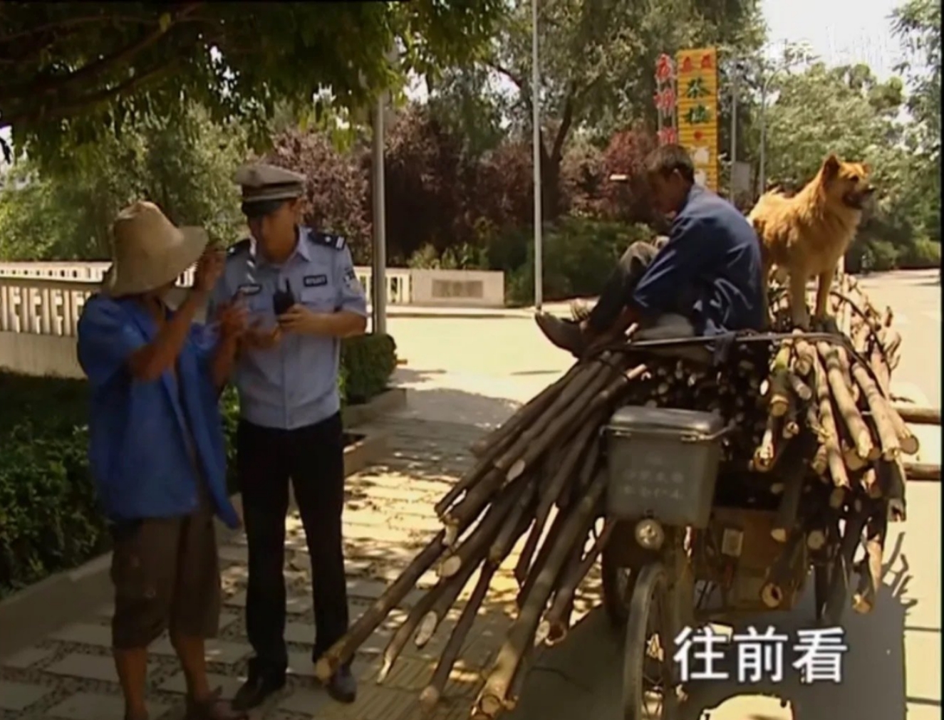 在2011年的节目中,谭乔警官了解到现实版“福贵大爷”的生活。视频截图
