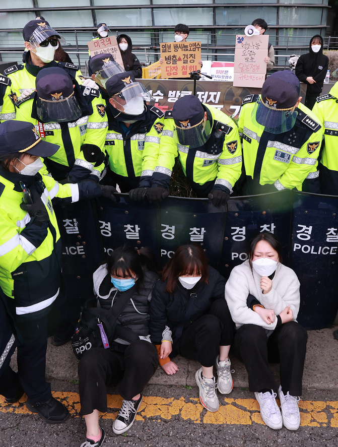 韩国大学生在日本驻韩大使馆前抗议示威