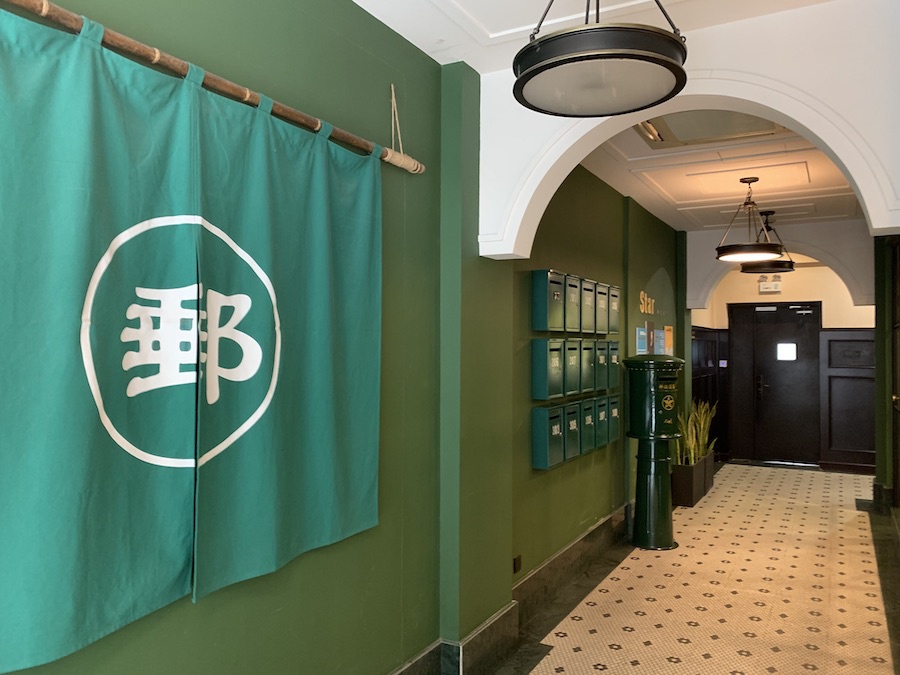 时配合邮政的主题,将楼道的墙面都刷成了复古的绿色.
