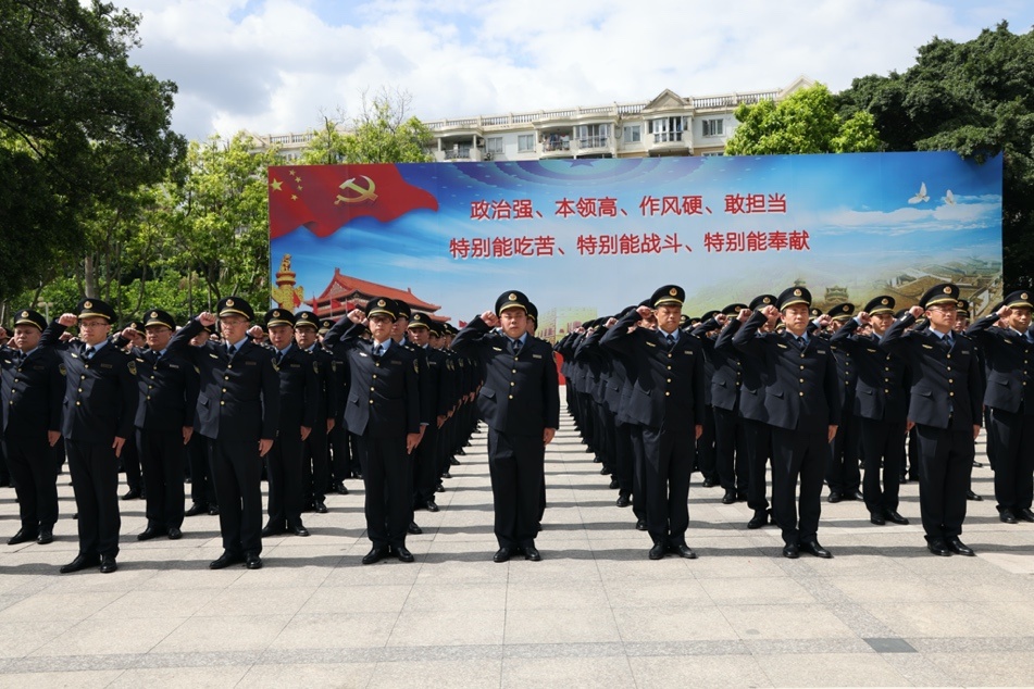 我国生态环境保护综合执法队伍全新服装首次正式亮相