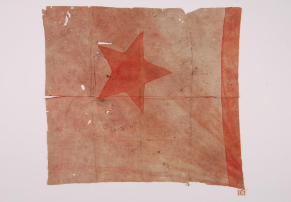 图为红军长征过桂北遗留的旗帜