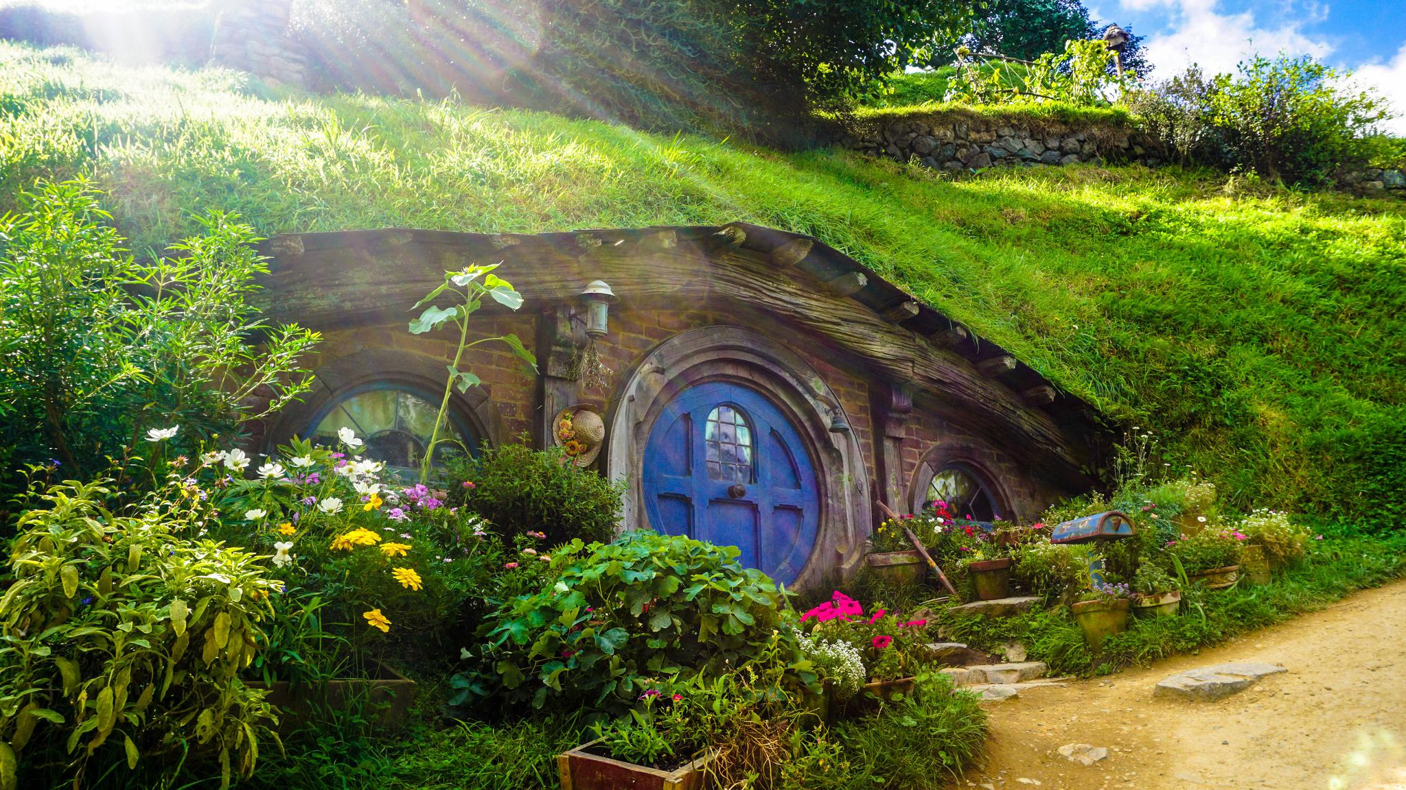 Hobbit族名来源于他们的居住环境