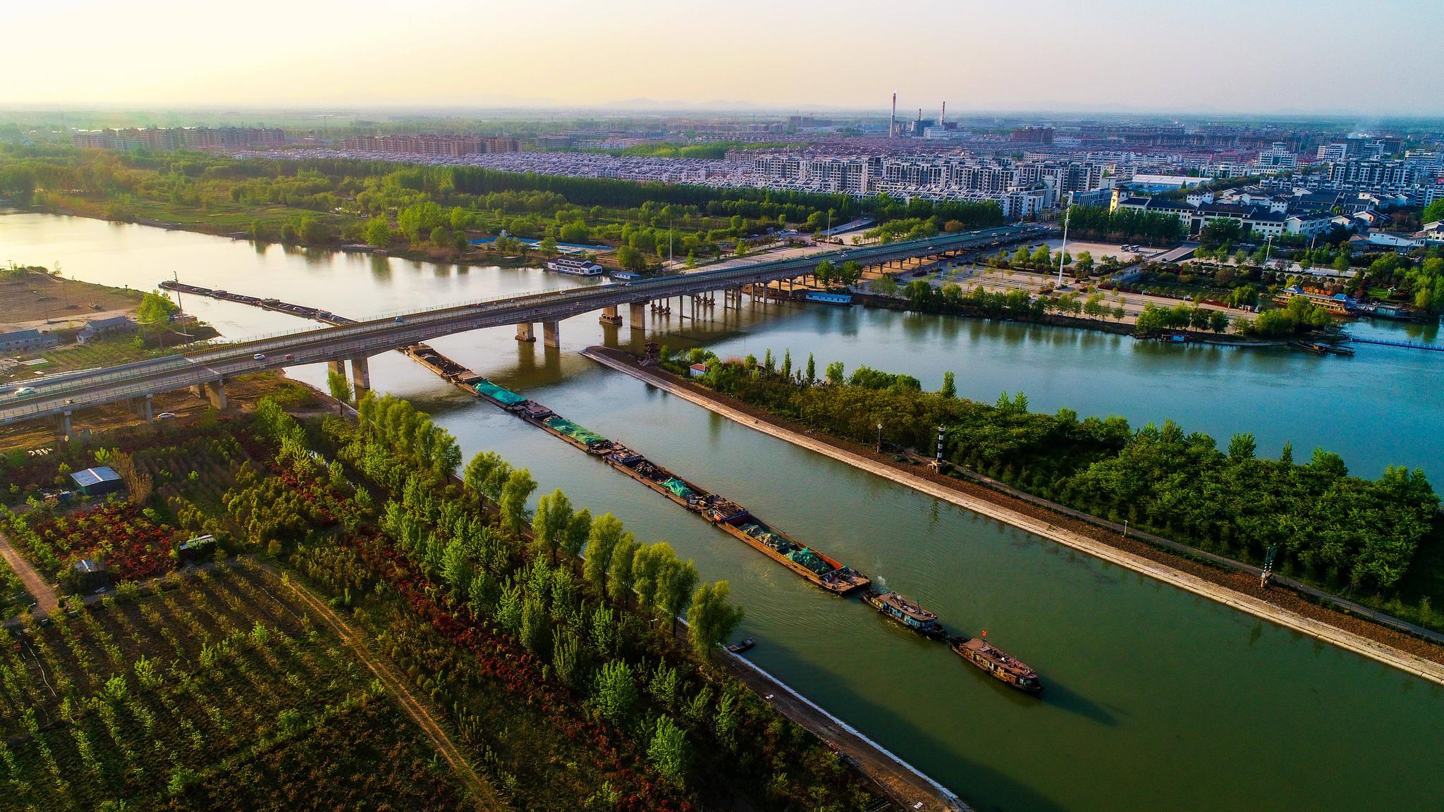 京杭运河山东台儿庄段运河景观带美如画