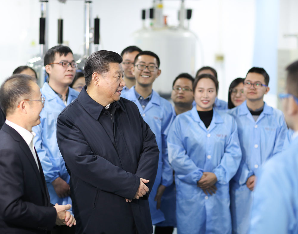 ↑2019年1月17日，习近平在天津南开大学元素有机化学国家重点实验室同师生亲切交流。