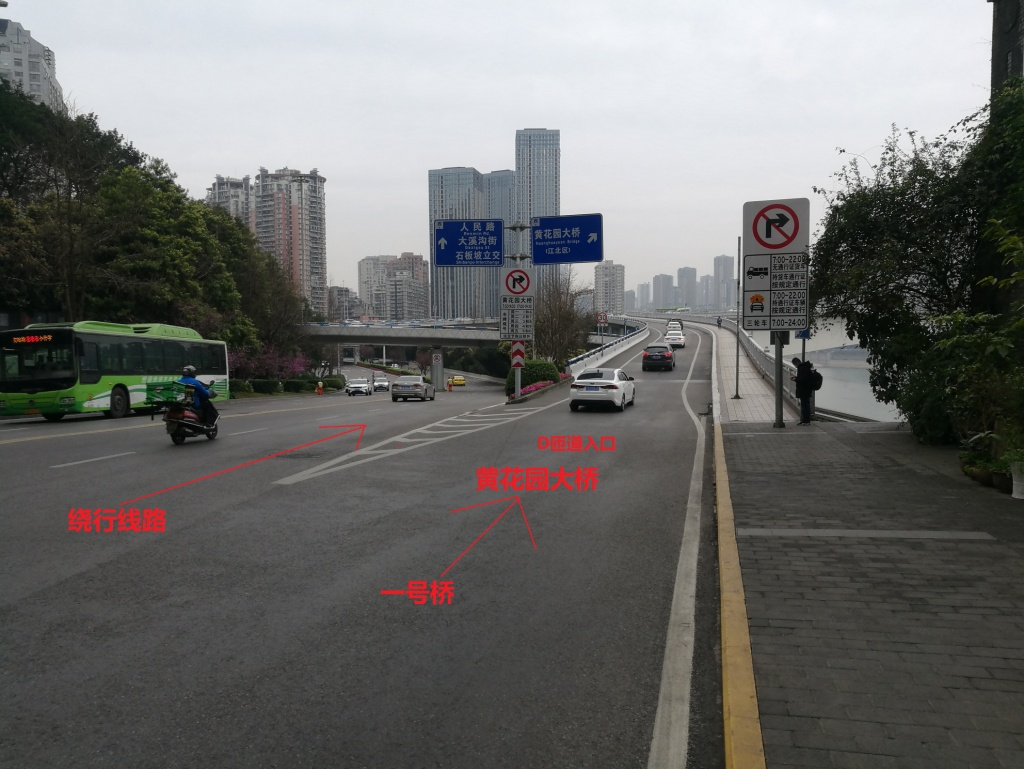 d匝道入口&nbsp;图:重庆交巡警