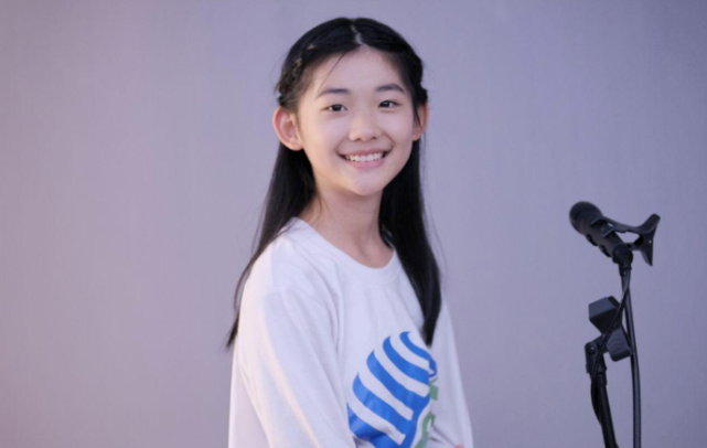 诗的作者姜二妮是一位有名的少年诗人,她5岁开始写诗,今年刚刚14岁