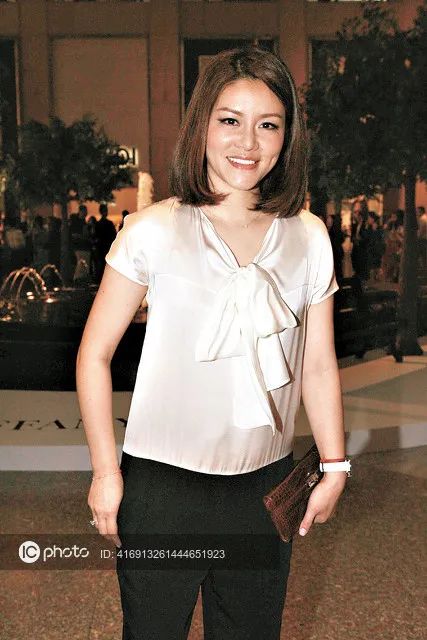 还记得章小蕙的女儿钟嘉晴吗和后妈参加综艺懒离亲妈