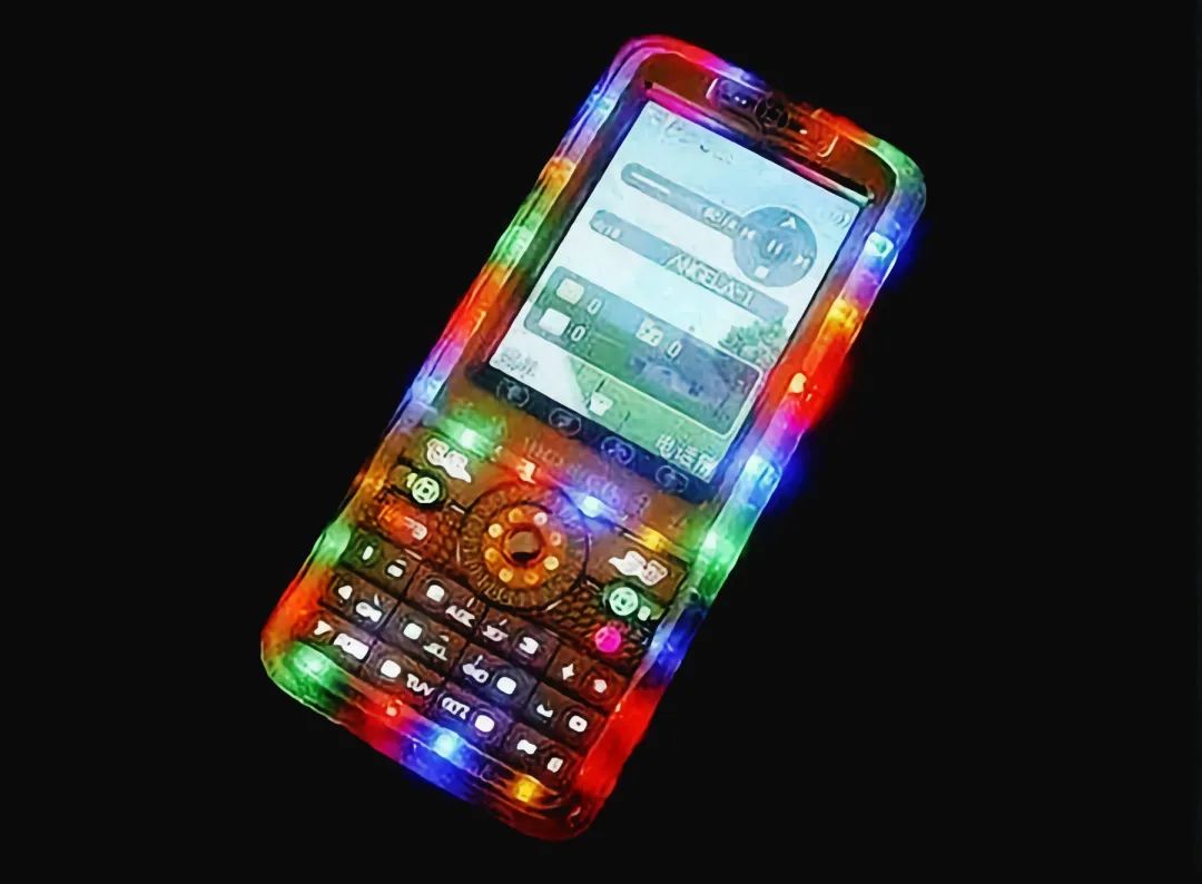 灯是给手机添加更多的时尚属性和实用性,那么带有乡土气息的"跑马灯"