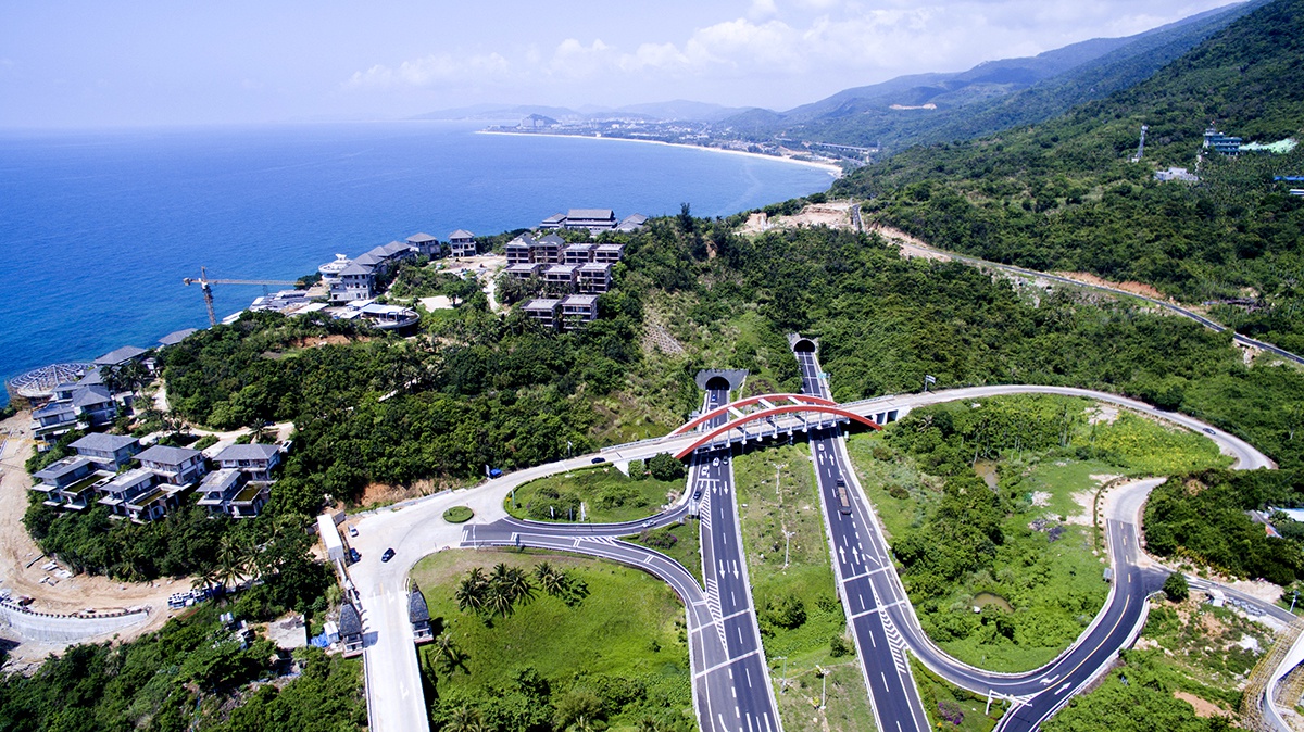 海南环岛高速陵水牛岭段隧道立交（2017年5月1日摄）。