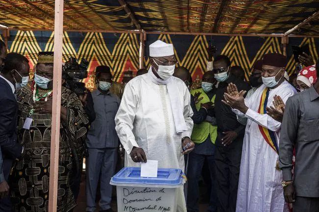 4月11日，代比投下乍得总统选举选票。