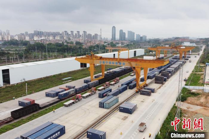 图为航拍中越班列在南宁国际铁路港有条不紊的装运作业 施少明 摄