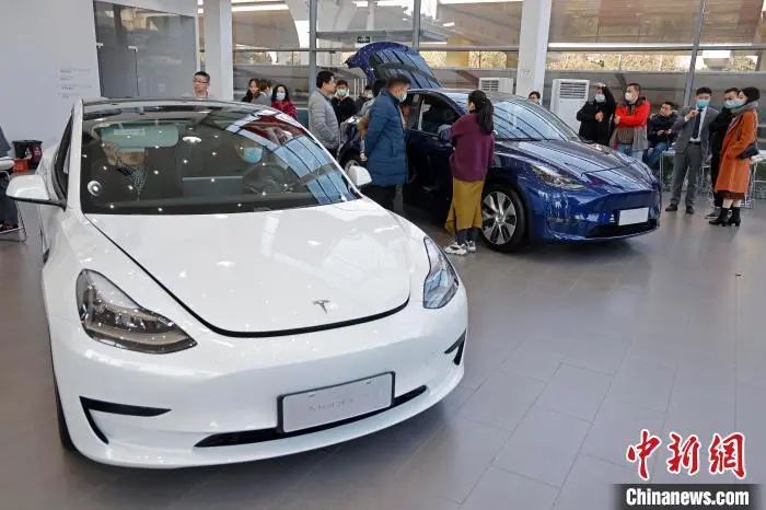 市民在体验特斯拉Model Y。殷立勤 摄