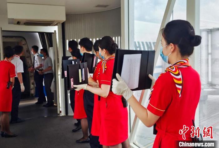 美兰机场贵宾服务员接待来宾.美兰机场供图&nbsp