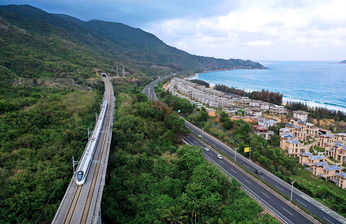 海南岛四面环海，中部群山挺立，高速公路如一条条玉带将山海相连。