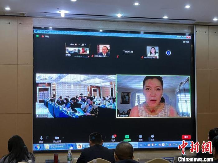 视频连线现场. 胡锦燕 摄