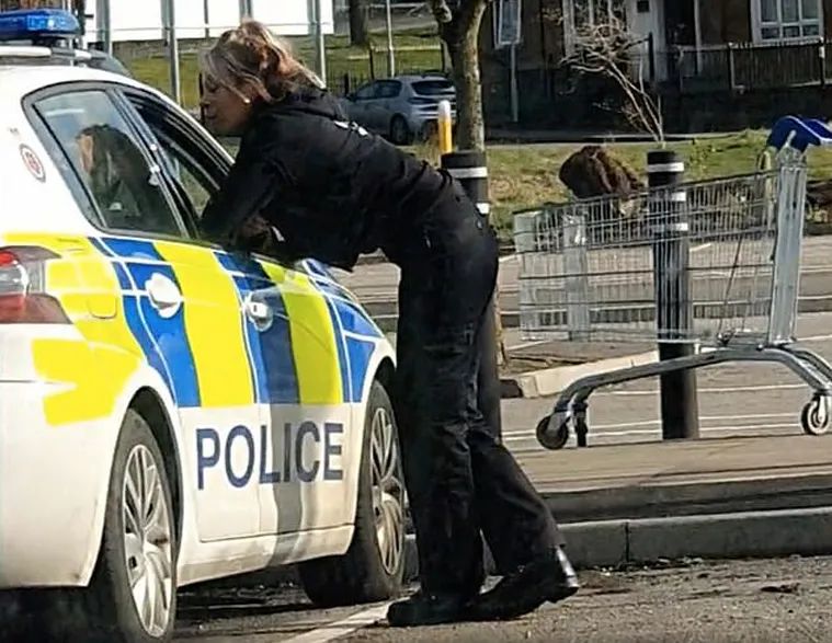两名警察巡逻车里接吻20分钟，被停车场民众拍个正着！
