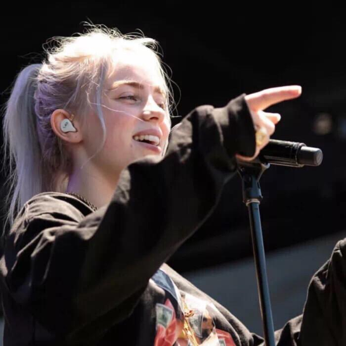 各种街头风的穿搭↓以及日常厌世脸,这些都是碧梨身上最标志性的标签