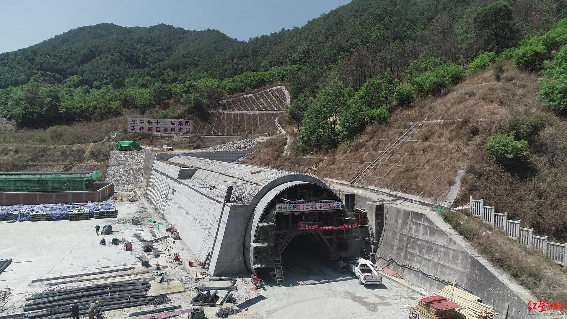 成昆铁路复线最新进展:冕宁至米易段全线25座隧道全部贯通