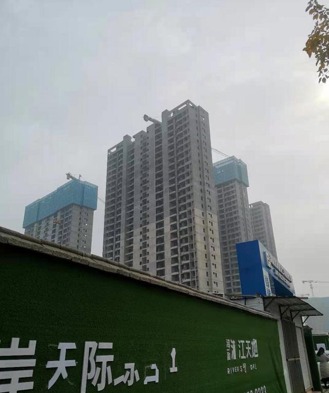 佳兆业离地铁近一点,离高架也很近,其它俩项目离地铁略远,保利城配套