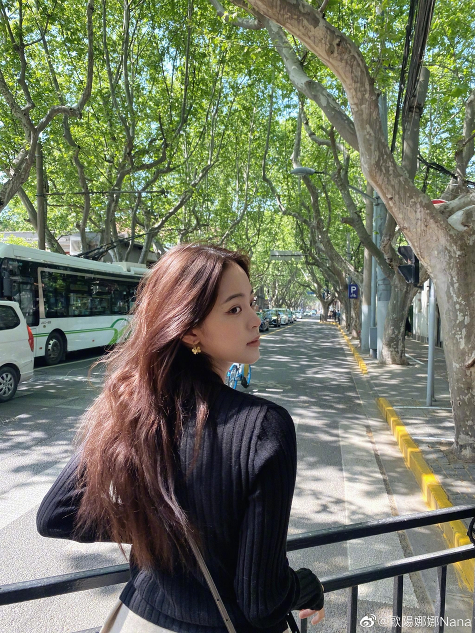 近日,欧阳娜娜在微博晒出自拍,一身黑白搭配优雅大方,在春日的阳光下