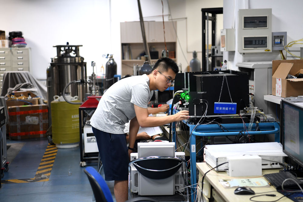  ↑2019年8月22日，科研人员在中国科学技术大学自旋量子计算研究室内工作。
