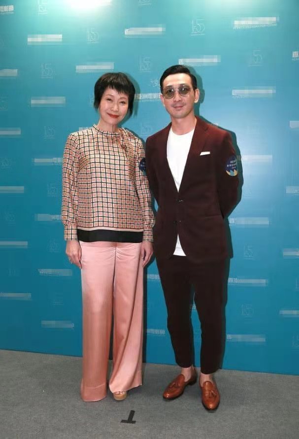 叶童脸有老年斑,还剪俗气的短发 ,走红毯踩高跟鞋却没老人样!