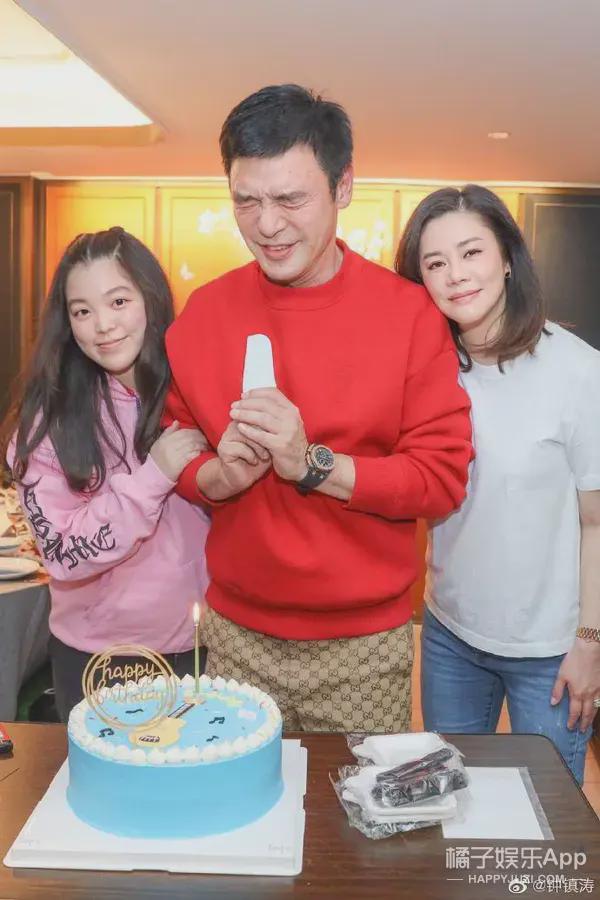 还记得章小蕙的女儿钟嘉晴吗和后妈参加综艺懒理亲妈