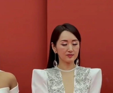 那英生图曝光,满脸皱纹吃相豪放,杨钰莹无修图太真实