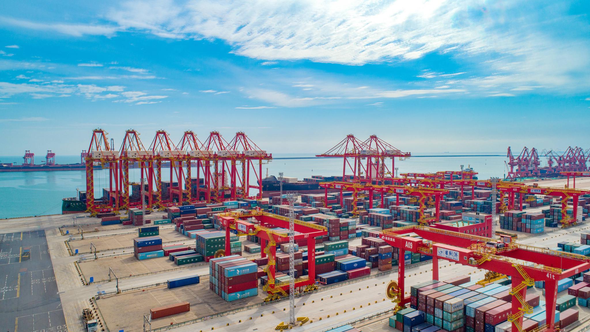 山东港口日照港亲民全自动集装箱码头现雏形