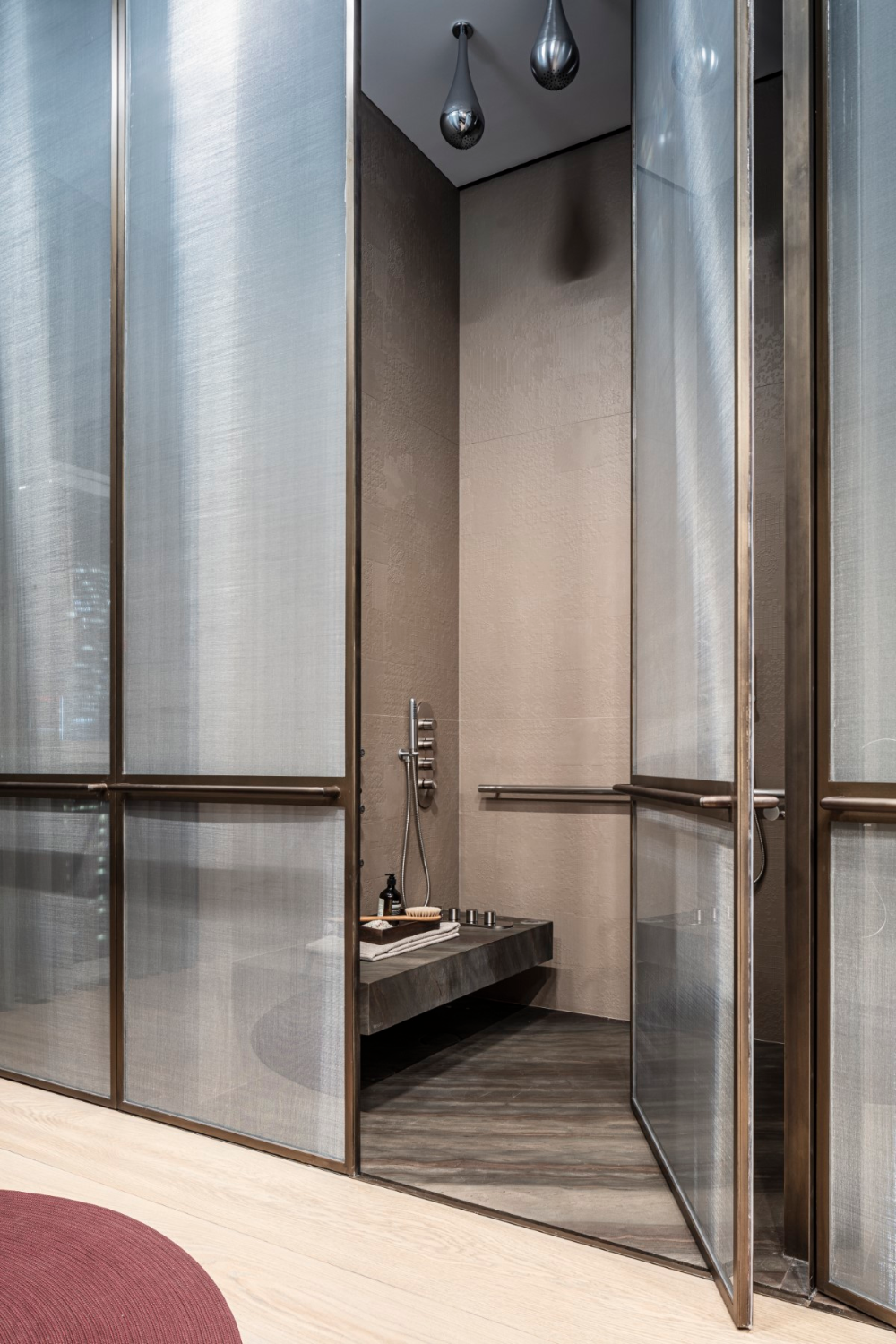 除了玻璃样式的区别外,玻璃的颜色也有很多种