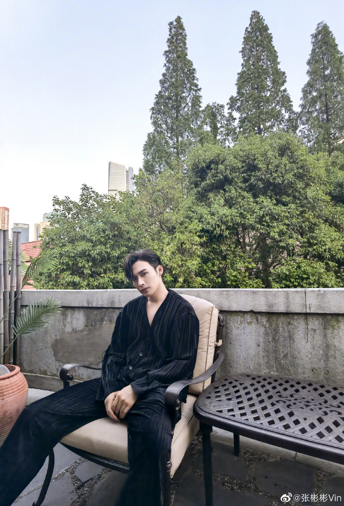 张彬彬晒户外照 一袭黑衣尽显酷帅