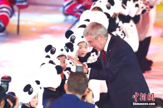 资料图：2019年9月17日，北京2022年冬奥会吉祥物和冬残奥会吉祥物发布活动在北京举行。图为国际奥委会主席巴赫在发布活动上与小演员互动。中新社记者 富田 摄
