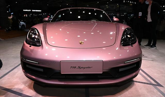 笔;车身侧面,柔和的腰线勾勒出圆润车体,助力运动感营造;另外,boxster