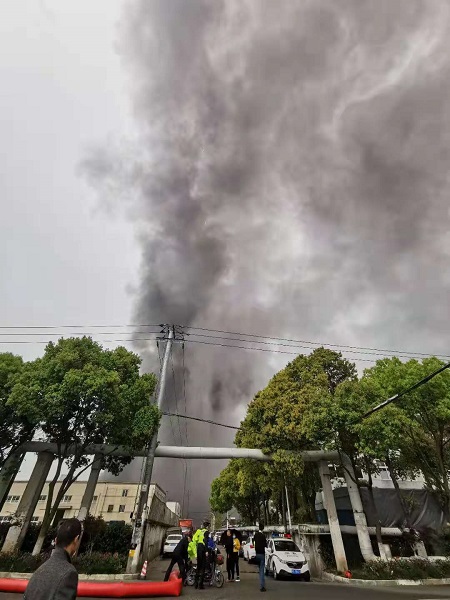 今天下午金山区林盛路一单位突发火灾多辆消防车赶赴处置