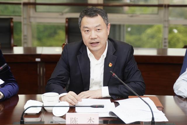 把党史学习教育与宝山发展更加紧密地结合起来