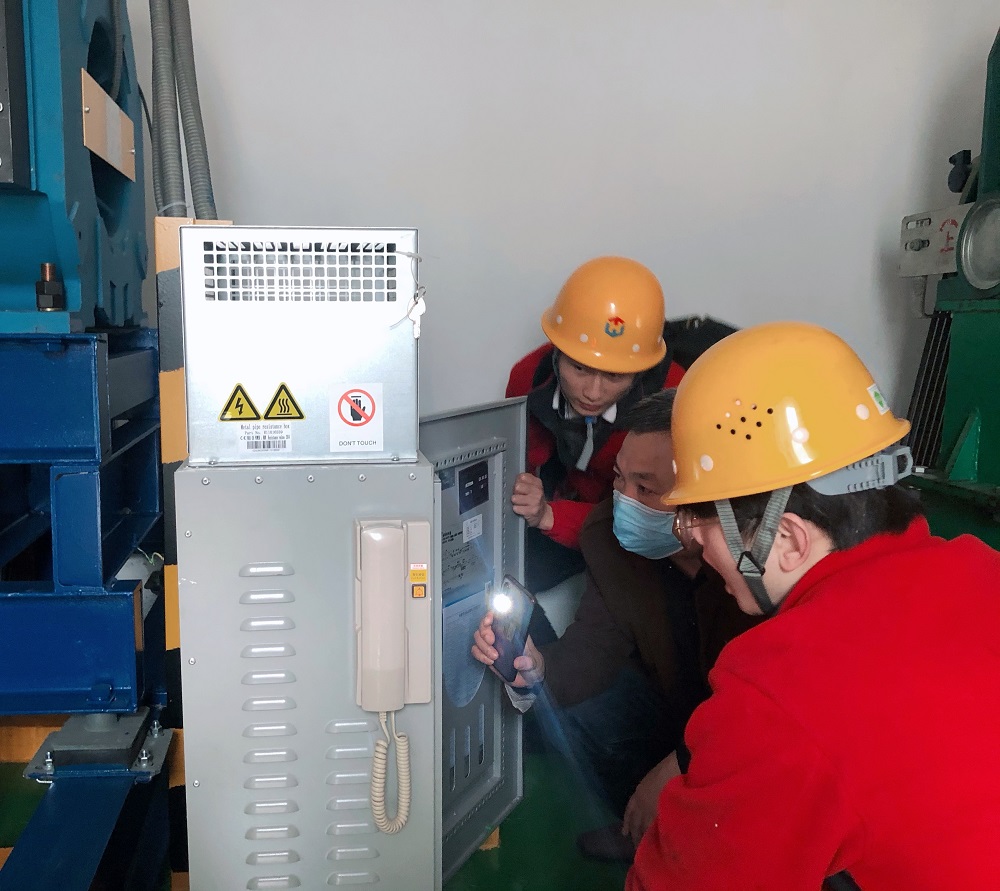 工人检查电梯(央广网发 南岸区市场监管局供图)