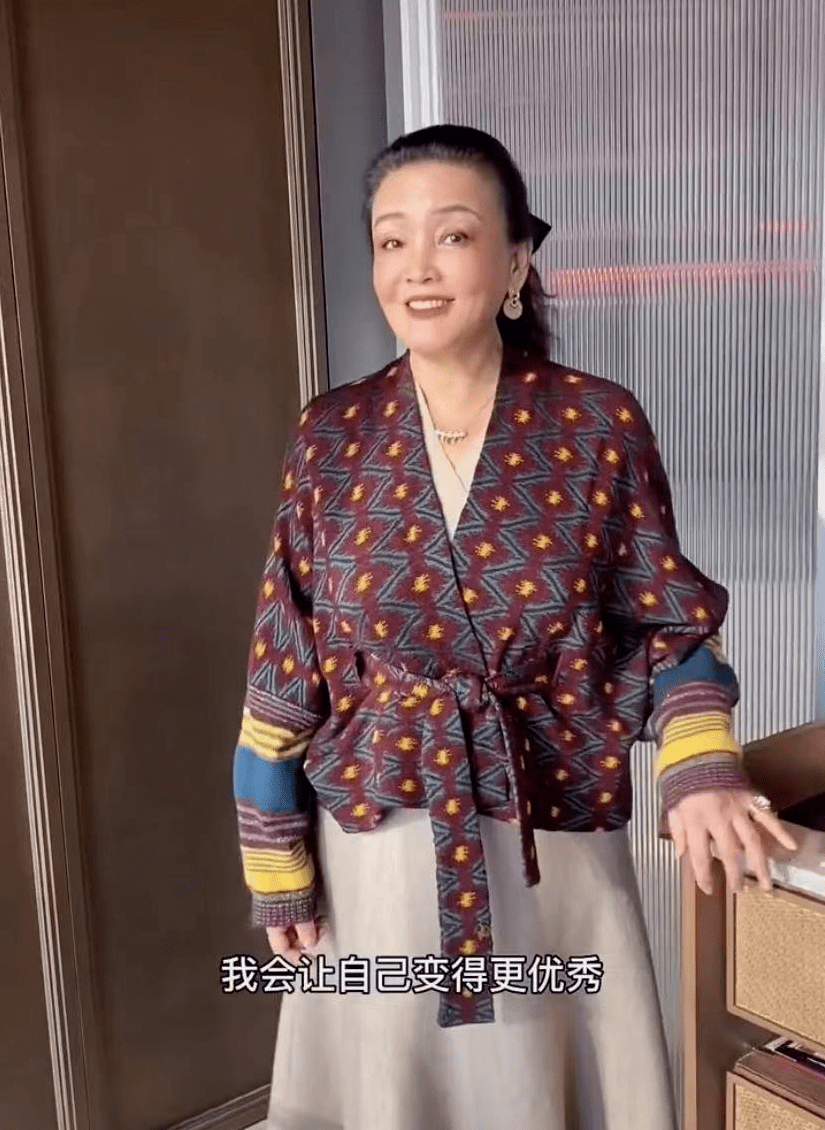 张兰穿西装打扮成贵妇样却在动手收拾餐盘一看就是装模作样