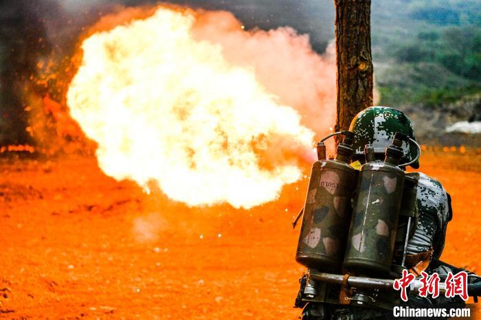 该旅官兵采取立姿喷火对目标进行火力打击. 姚宗凯 摄
