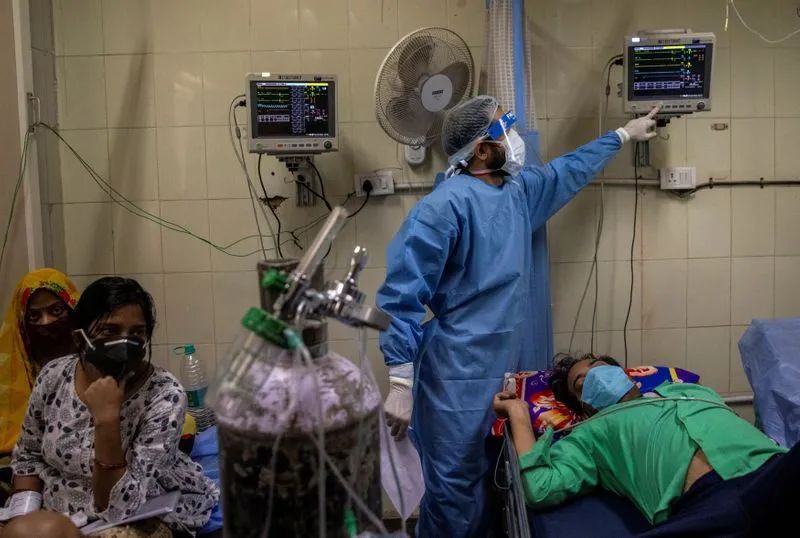印度一医院里，新冠肺炎患者救治中 资料图