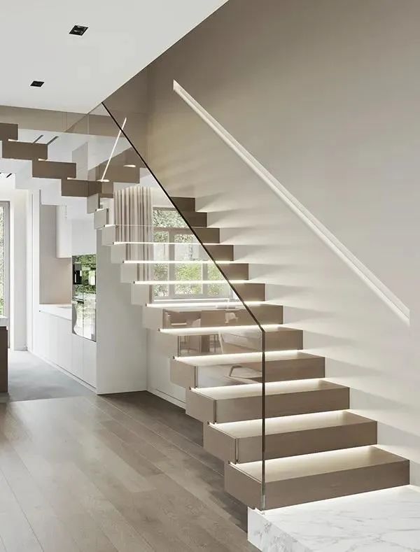 木质楼梯搭配透明玻璃,每一层都加入灯光的照射,更有悬浮轻盈的感觉