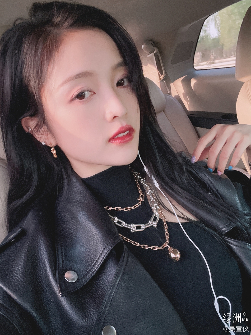 吴宣仪晒自拍迎接夏天 大眼红唇气质甜美|吴宣仪_新浪新闻